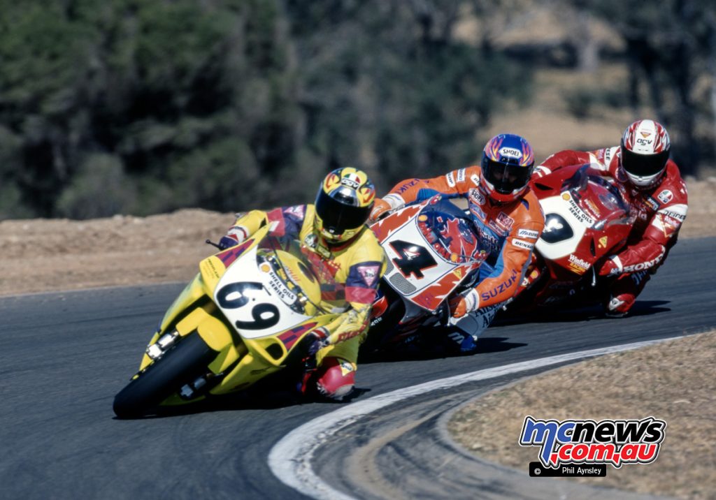 Benn Archibald/Kawasaki ZXR750, Peter Goddard/Suzuki GSX-R750, Robbie Baird/Honda RC30