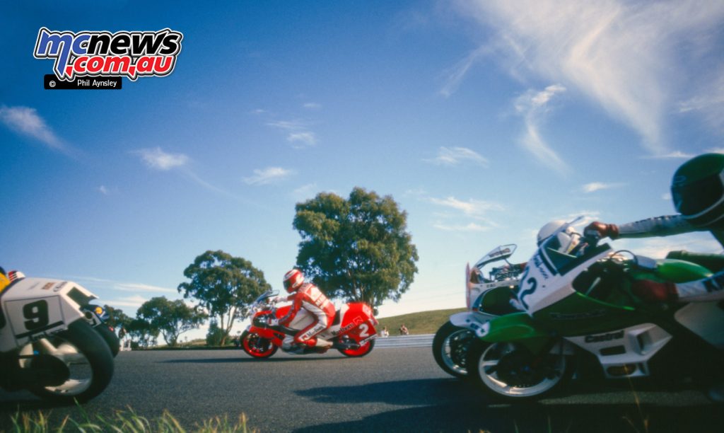 First corner of the Arai 500 race with #2 Kevin Magee/Yamaha 989 and #32 Rob Phillis/Kawasaki 750.