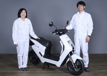 In what once would have been unthinkable between such arch rivals, an agreement was signed today that will see Honda supply Yamaha with electric motorcycle models for the Japanese market