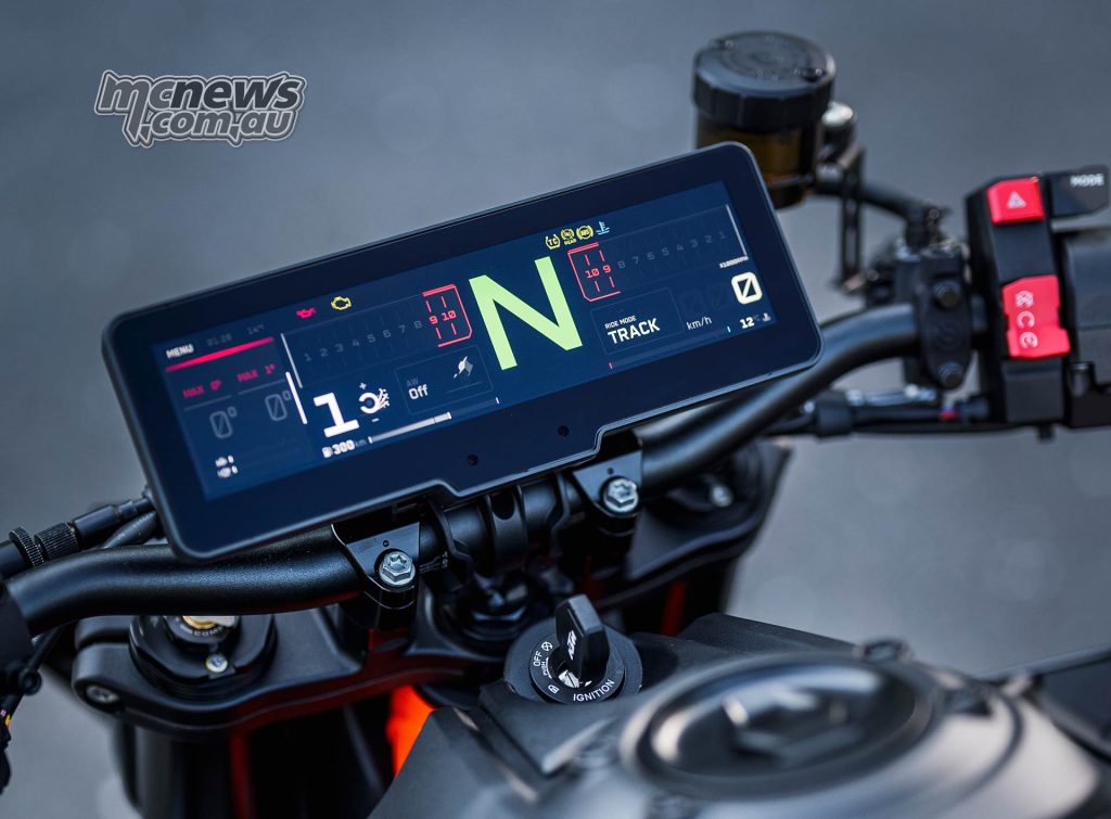 The huge new dash on the 2025 KTM 990 Duke R sports 256,000 colours and features Anti Reflex, Anti Fingerprint, and Anti Glare coatings. 